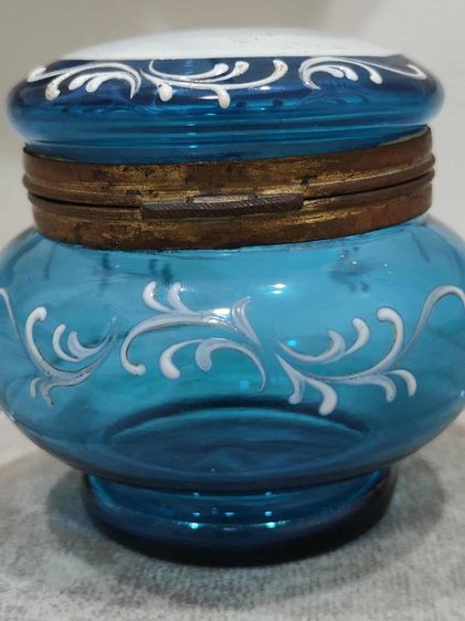 กระปุกแป้งน้ำเงิน ฝาบนภาพแสดงถึงสะพานอเล็กซานเดอร์ที่ 3 (Pont Alexandre III) ซึ่งเป็นสะพานที่สร้างขึ้นสำหรับงานนิทรรศการโลก  รูปที่ 3