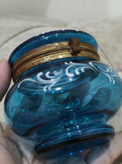 กระปุกแป้งน้ำเงิน ฝาบนภาพแสดงถึงสะพานอเล็กซานเดอร์ที่ 3 (Pont Alexandre III) ซึ่งเป็นสะพานที่สร้างขึ้นสำหรับงานนิทรรศการโลก  รูปที่ 15