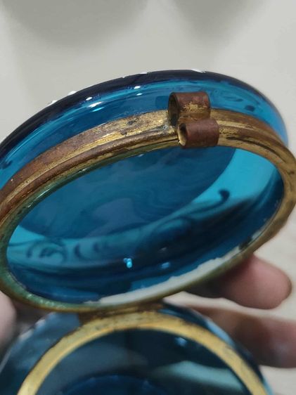 กระปุกแป้งน้ำเงิน ฝาบนภาพแสดงถึงสะพานอเล็กซานเดอร์ที่ 3 (Pont Alexandre III) ซึ่งเป็นสะพานที่สร้างขึ้นสำหรับงานนิทรรศการโลก  รูปที่ 13