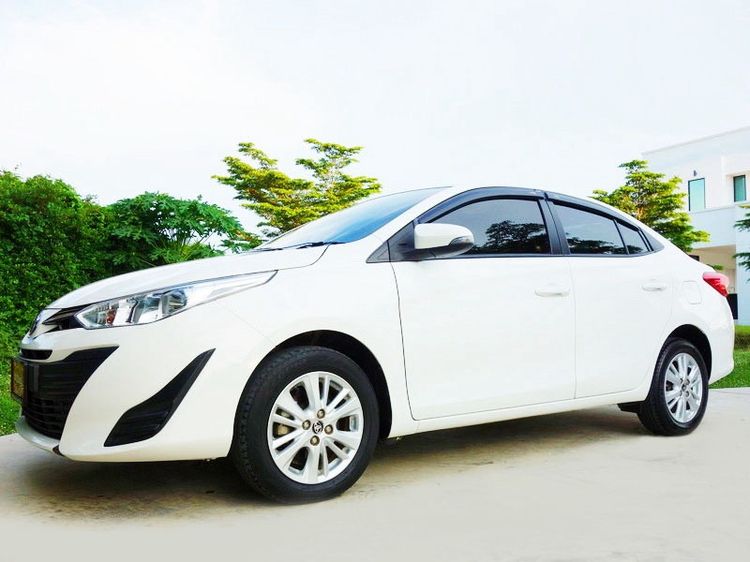 รถ Toyota Yaris ATIV 1.2 E สี ขาว