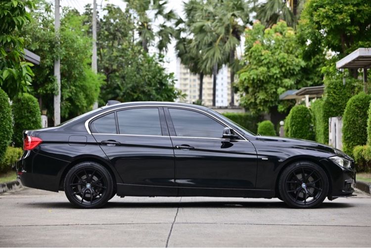 BMW Series 3 2013 320d Sedan ดีเซล ไม่ติดแก๊ส เกียร์อัตโนมัติ ดำ รูปที่ 2