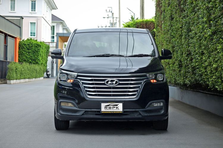Hyundai H-1  2018 2.5 Deluxe Van ดีเซล ไม่ติดแก๊ส เกียร์อัตโนมัติ ดำ รูปที่ 3
