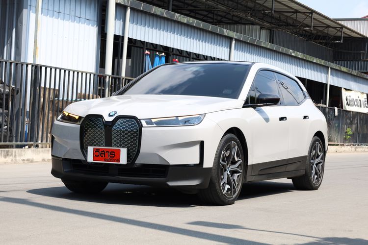 รถ BMW iX xDrive40 สี เทา