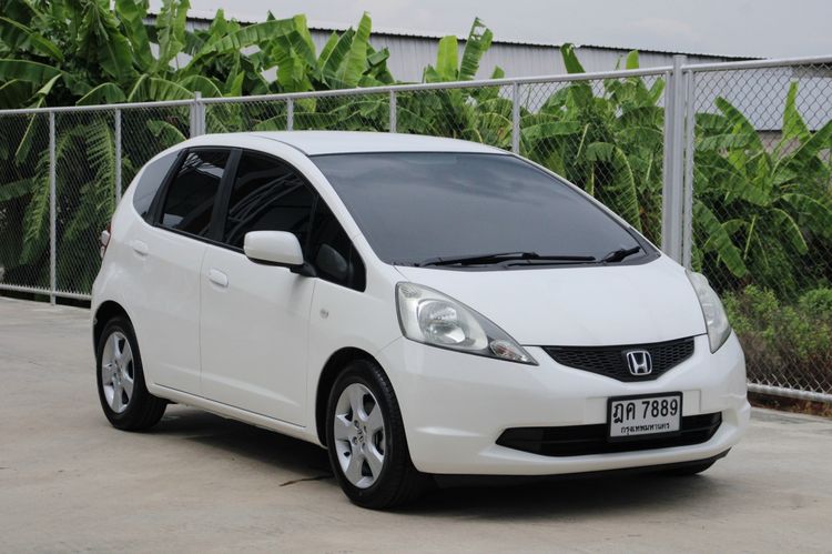 รถ Honda Jazz 1.5 V สี ขาว