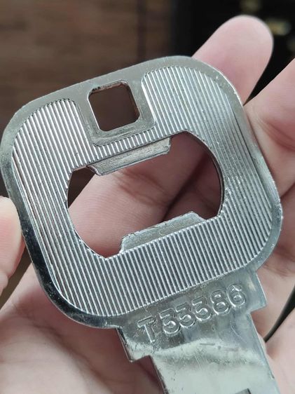 เปิดขวด Burberrys ทรงกุญแจ  รูปที่ 2