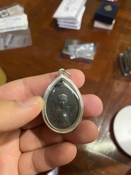 เหรียญหลวงพ่อแดง เนื้อทองแดงรมดำ เลี่ยมกรอบเงินแท้ ปี2514 พร้อมบัตรรับรอง รูปที่ 2
