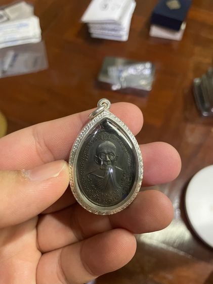 เหรียญหลวงพ่อแดง เนื้อทองแดงรมดำ เลี่ยมกรอบเงินแท้ ปี2514 พร้อมบัตรรับรอง