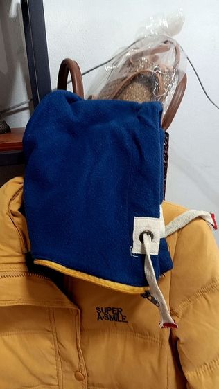 1 ตัว เสื้อกันหนาวใช้ได้กับเด็กอายุ 7-9 ปี ใช้เพียง 2 ครั้ง สีเหลือง น้องโตแล้วใส่ไม่ได้  ของจริงสีสดนะค่ะ กล้องเลนไม่ตรงสีจริง รูปที่ 11