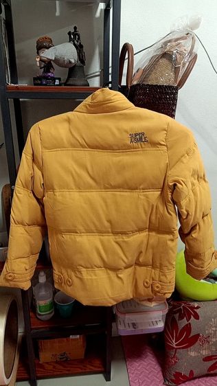 1 ตัว เสื้อกันหนาวใช้ได้กับเด็กอายุ 7-9 ปี ใช้เพียง 2 ครั้ง สีเหลือง น้องโตแล้วใส่ไม่ได้  ของจริงสีสดนะค่ะ กล้องเลนไม่ตรงสีจริง รูปที่ 9