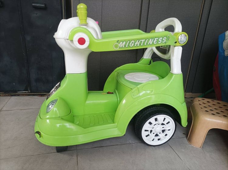 รถเด็กเล่นพลังแบตเตอรี่ เดินหน้าถอยหลัง เลี้ยวซ้ายขวาได้หมดพร้อมไฟหน้ารถและเสียงดนตรี เหมาะกับเด็ก2-5ขวบ ส่งต่อ 290 บาท 