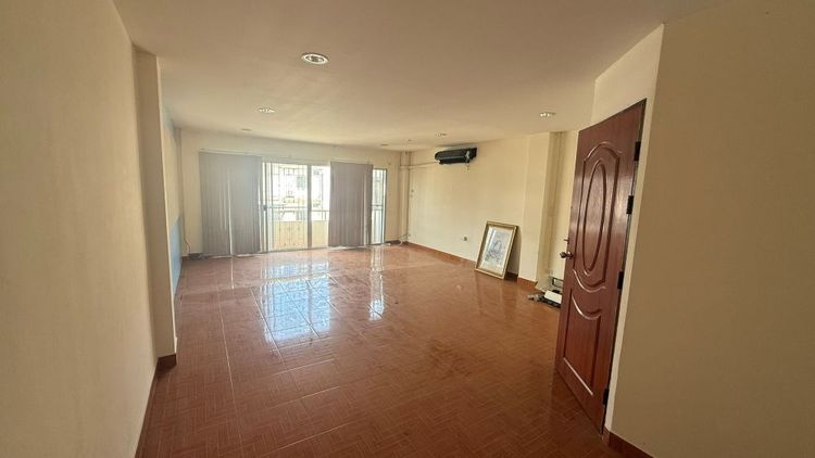 ขายอาคารพาณิชย์ 3 ชั้น 2 คูหาติด หลังมุม ทำเลดี เดินทางสะดวก อำเภอบางละมุง จังหวัดชลบุรี รูปที่ 3