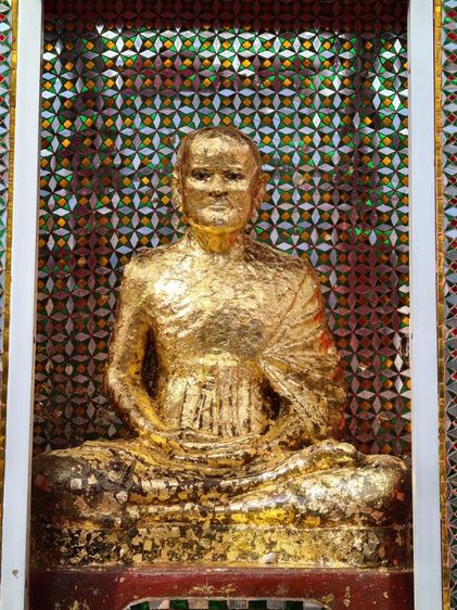 เหรียญหลวงปู่เอี่ยม วัดสพานสูง เสาร์ ๕ ตรีวัน (วันแข็ง วันแรง) เนื้อทองแดงรมดำ สอดใส้ทองเหลือง เกจิดังคับคั่ง รูปที่ 4