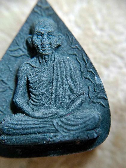 พระผงหยดน้ำ หลังใบโพธิ์ หลวงพ่อเกษม เขมโก หลังยันต์นะ ปี37  สุสานไตรลักษณ์ลำปาง รูปที่ 9