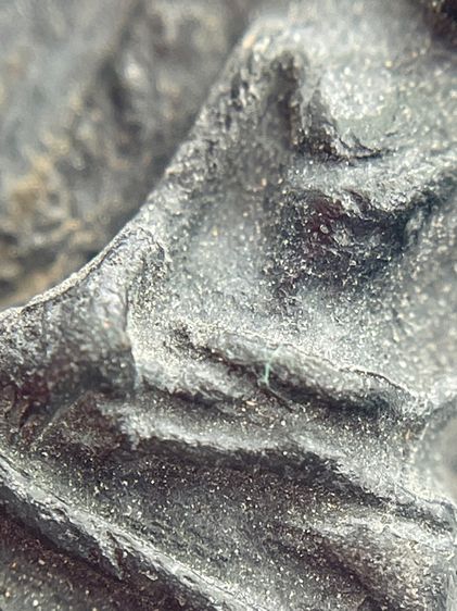 พระรอดยอดเสาธง ปกใบโพธิ์ เนื้อดำ สวยมีเสน่ห์ มีน้อยหายากน่าเก็บสะสม  รูปที่ 7