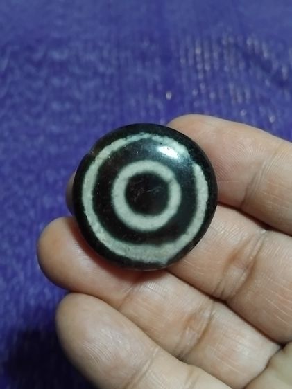 หินดวงตาสวรรค์ 2 หน้า สีดำขาว ทรงกลม เจาะรู สีงดงามมากเม็ดนี้ โทนเข้มๆ ขนาดเส้นผ่าศูนย์กลาง 3 ซม. ขนาดใหญ่ มีน้ำหนัก หินแท้ เก่ามาก หายากมาก รูปที่ 9