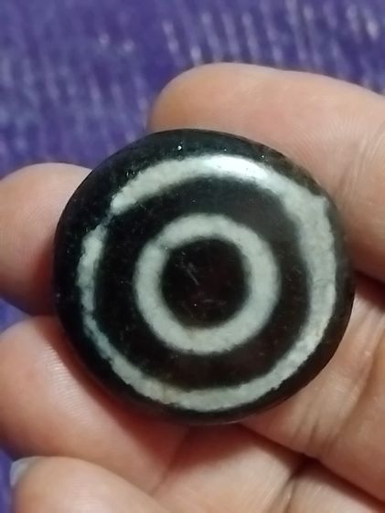 หินดวงตาสวรรค์ 2 หน้า สีดำขาว ทรงกลม เจาะรู สีงดงามมากเม็ดนี้ โทนเข้มๆ ขนาดเส้นผ่าศูนย์กลาง 3 ซม. ขนาดใหญ่ มีน้ำหนัก หินแท้ เก่ามาก หายากมาก