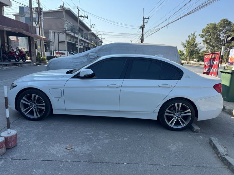 รถ BMW Series 3 330e สี ขาว
