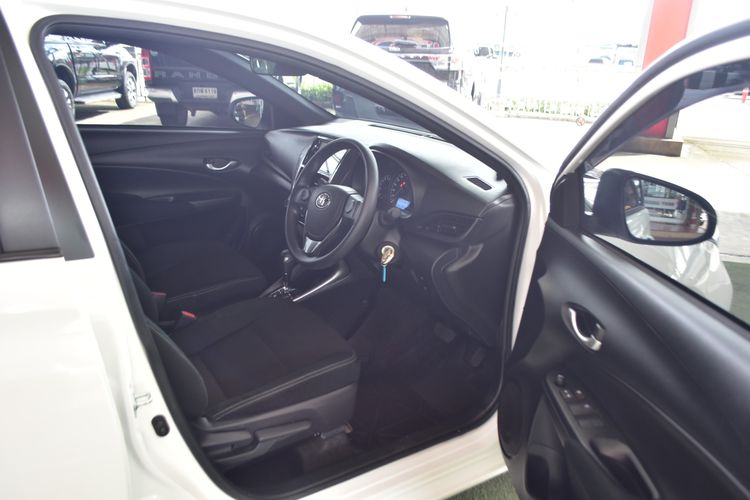 Toyota Yaris 2023 1.2 Sport Hatchback Sedan เบนซิน ไม่ติดแก๊ส เกียร์อัตโนมัติ ขาว รูปที่ 4