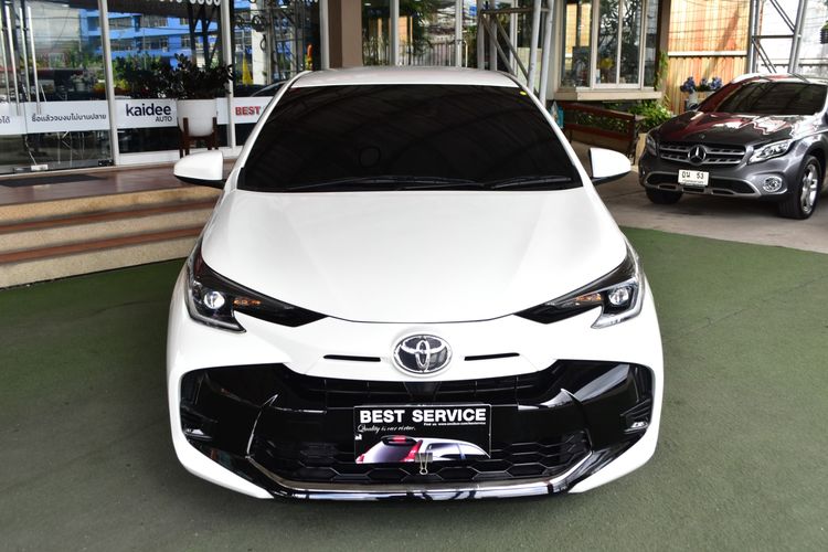 Toyota Yaris 2023 1.2 Sport Hatchback Sedan เบนซิน ไม่ติดแก๊ส เกียร์อัตโนมัติ ขาว รูปที่ 2