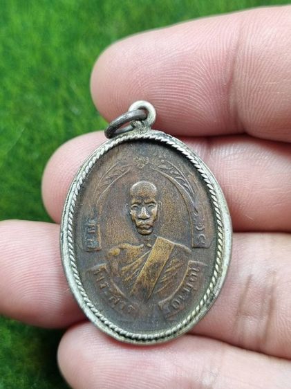 พระเหรียญหลวงพ่อฉุยเก่าๆ เลี่ยมจับขอบเงินโบราณ