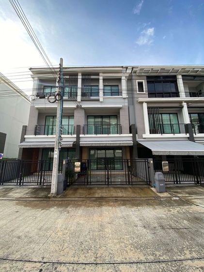 ตกแต่งครบ ให้เช่าทาวน์โฮม 3 ชั้น หมู่บ้านบ้านกลางเมืองสุขสวัสดิ์ 3 ห้องนอน 3 ห้องน้ำ พื้นที่ใช้สอย 166 ตร.ม. ไม่อนุญาตให้เลี้ยงสัตว์ ใกล้เซ็นทรัล รูปที่ 2