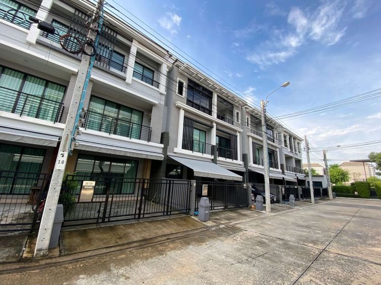 ให้เช่าทาวน์โฮม 3 ชั้น หมู่บ้านบ้านกลางเมืองสุขสวัสดิ์ 3 ห้องนอน 3 ห้องน้ำ พื้นที่ใช้สอย 166 ตร.ม. ไม่อนุญาตให้เลี้ยงสัตว์ ใกล้เซ็นทรัล 