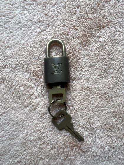 กุญแจพร้อมลูก 2 ดอกแท้ louis vuitton 318แท้ รูปที่ 2