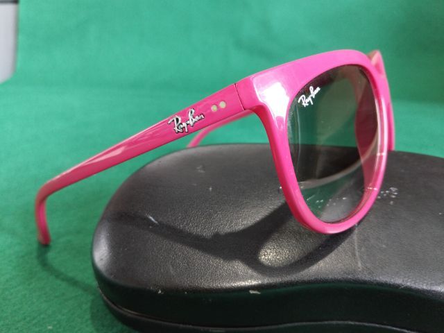 แว่นตากันแดดหญิงแบรนด์ Ray-ban รุ่น RB 4126 ของแท้ made in Italy สีชมพูเข้มสภาพยังใหม่ไม่มีร้าว รูปที่ 4
