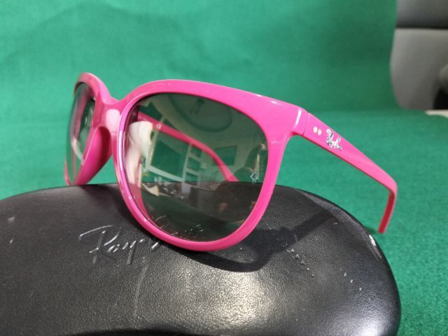 แว่นตากันแดดหญิงแบรนด์ Ray-ban รุ่น RB 4126 ของแท้ made in Italy สีชมพูเข้มสภาพยังใหม่ไม่มีร้าว รูปที่ 3
