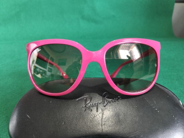 แว่นตากันแดดหญิงแบรนด์ Ray-ban รุ่น RB 4126 ของแท้ made in Italy สีชมพูเข้มสภาพยังใหม่ไม่มีร้าว