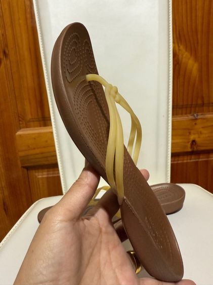 รองเท้าแตะหูหนีบ Crocs รูปที่ 8