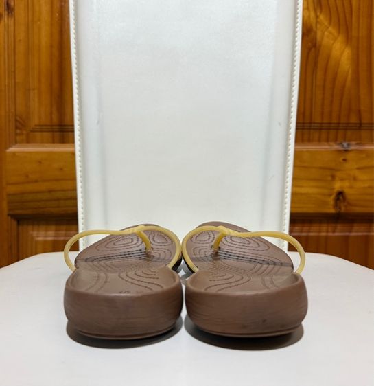 รองเท้าแตะหูหนีบ Crocs รูปที่ 5