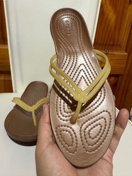 รองเท้าแตะหูหนีบ Crocs รูปที่ 13