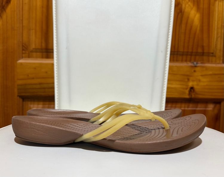รองเท้าแตะหูหนีบ Crocs รูปที่ 2