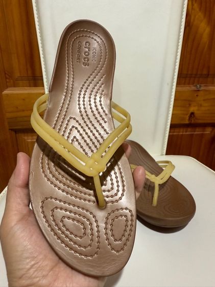 รองเท้าแตะหูหนีบ Crocs รูปที่ 12