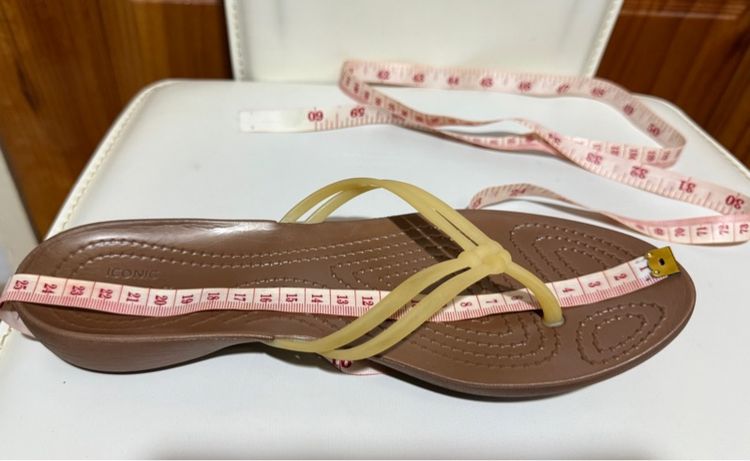 รองเท้าแตะหูหนีบ Crocs รูปที่ 16