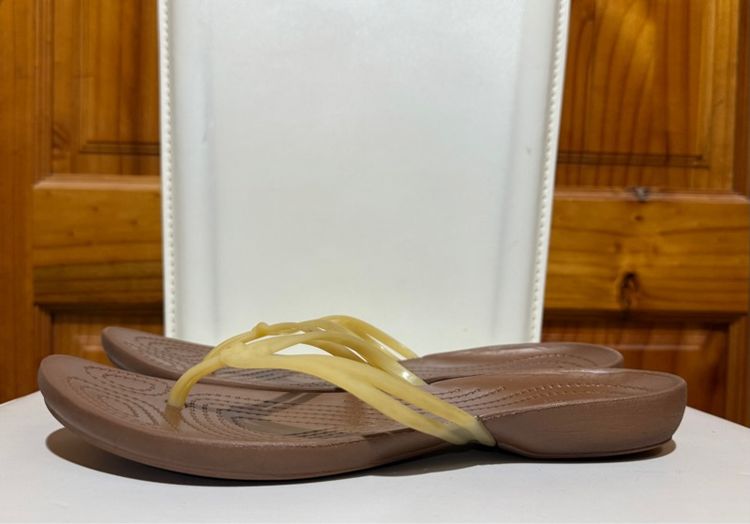 รองเท้าแตะแบบมีหูและแบบสวม รองเท้าแตะหูหนีบ Crocs