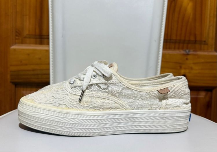 รองเท้าผ้าใบลูกไม้พื้นหนา Keds