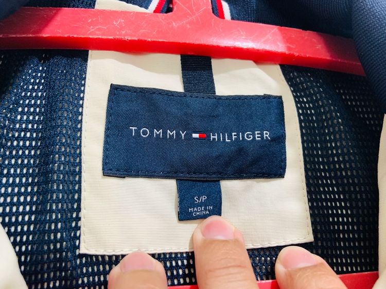 เสื้อแจ็คเก็ต TOMMY HILFIGER แท้ 💯 size S วัดจริง ขนาด อก 22 ยาว 26.5 นิ้ว สภาพใหม่มาก เก็บหมวกได้ รายละเอียดดี มีซัปใน ตัดเย็บดีมาก รูปที่ 3