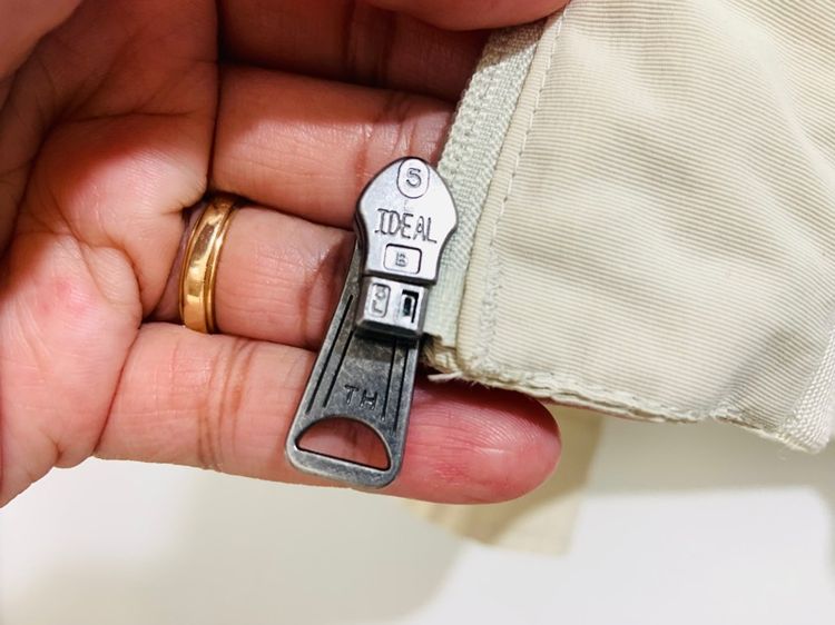 เสื้อแจ็คเก็ต TOMMY HILFIGER แท้ 💯 size S วัดจริง ขนาด อก 22 ยาว 26.5 นิ้ว สภาพใหม่มาก เก็บหมวกได้ รายละเอียดดี มีซัปใน ตัดเย็บดีมาก รูปที่ 12