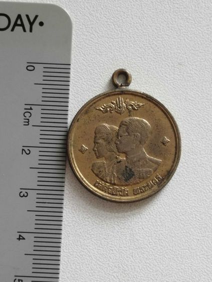 เหรียญร.๙เสด็จนิวัติพระนครปี๐๔หูเชื่อมกะไหล่ทองแจกกรรมการ รูปที่ 3