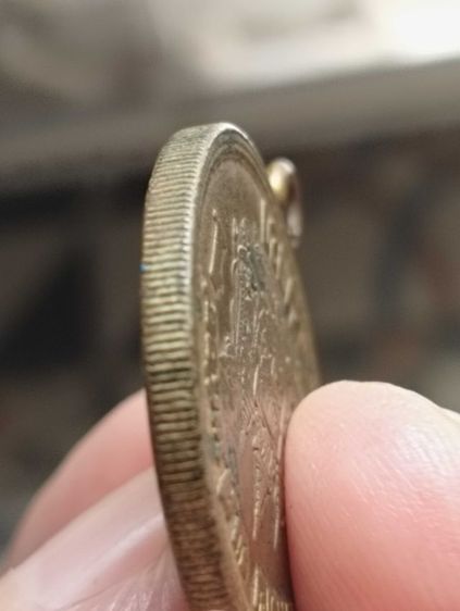 เหรียญร.๙เสด็จนิวัติพระนครปี๐๔หูเชื่อมกะไหล่ทองแจกกรรมการ รูปที่ 8