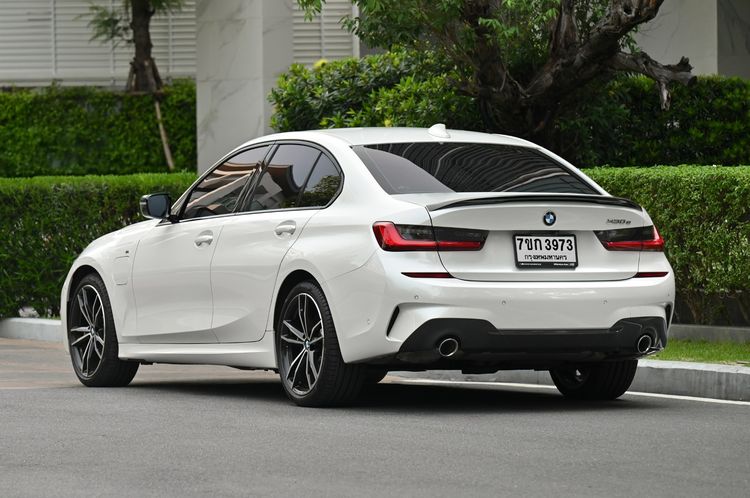 BMW Series 3 2022 330e Sedan ปลั๊กอินไฮบริด (PHEV) ไม่ติดแก๊ส เกียร์อัตโนมัติ ขาว รูปที่ 3