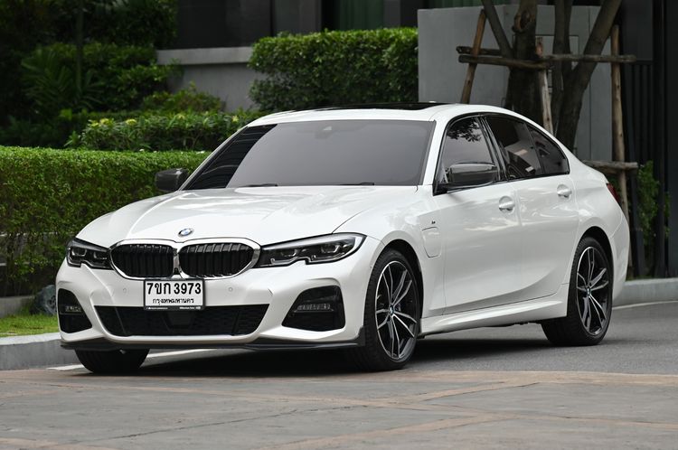 รถ BMW Series 3 330e สี ขาว