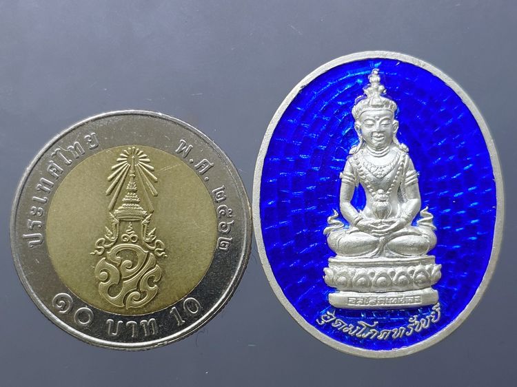 เหรียญอวโลกิเตศวร อุดมโภคทรัพย์ เนื้อเงินลงยา อนุสรณ์มรณภาพ 10 ปี พระโพธิ์แจ้งมหาเถระ ปฐมเจ้าอาวาส วัดโพธิ์แมนคุณาราม ปี2539 พร้อมกล่องเดิม	 รูปที่ 8