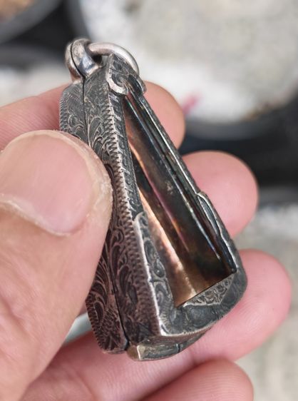 ตลับใส่พระเงินแท้ งานเก่า สวยหายาก ราคาแบ่งปันครับ รูปที่ 8