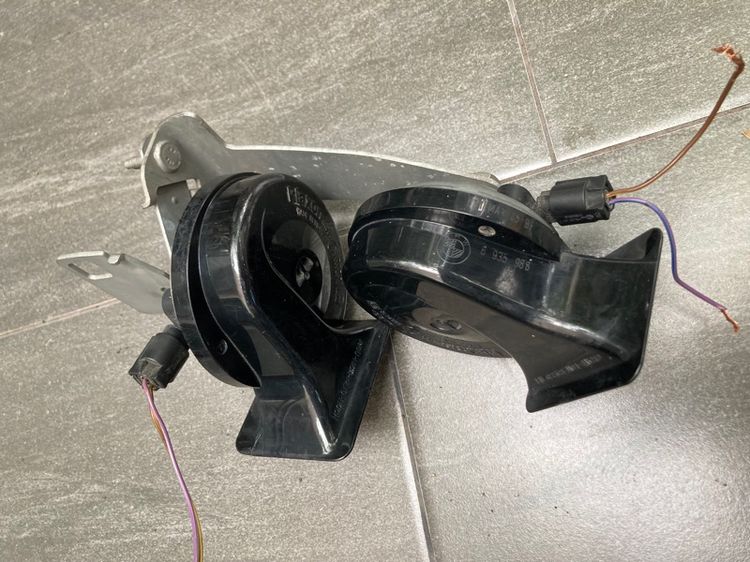 BMW E60 E90 กลอนล๊อกฝาท้าย ปุ่มยางเปิดฝาท้าย มอเตอร์ฉีดน้ำฝน กระติกพักน้ำ โลโก้ฝากระโปรง แตร ของแท้มือสอง รูปที่ 6