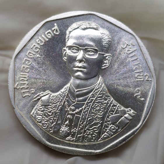 เหรียญเงิน 600 บาท ที่ระลึกพระราชพิธีรัชมังคลาภิเษก รัชกาลที่ 9 ปี พ.ศ.2531 ไม่ผ่านใช้ รูปที่ 3