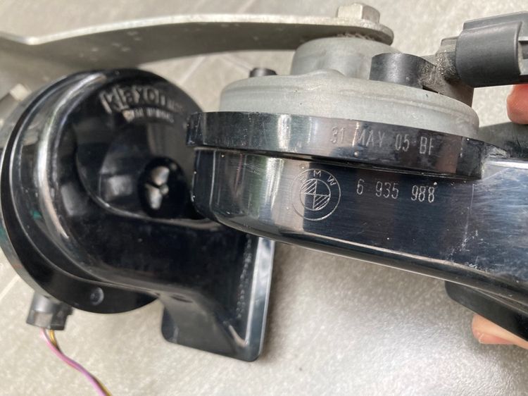 แผ่นกันความร้อน ฝากระโปรงหน้า แตร BMW E60 ของแท้ มือสอง สภาพดี และโช๊คฝาโปรงหน้า E60 รูปที่ 9