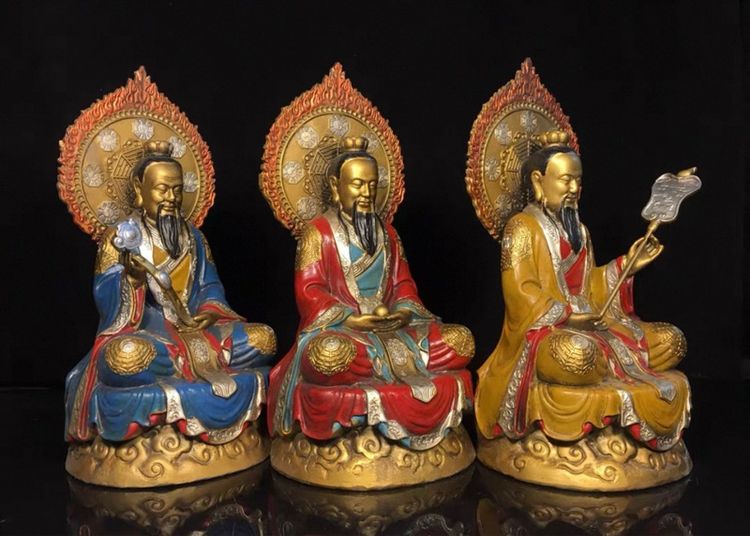 🕉️ รูปปั้นทองเหลืองของสามผู้บริสุทธิ์ 